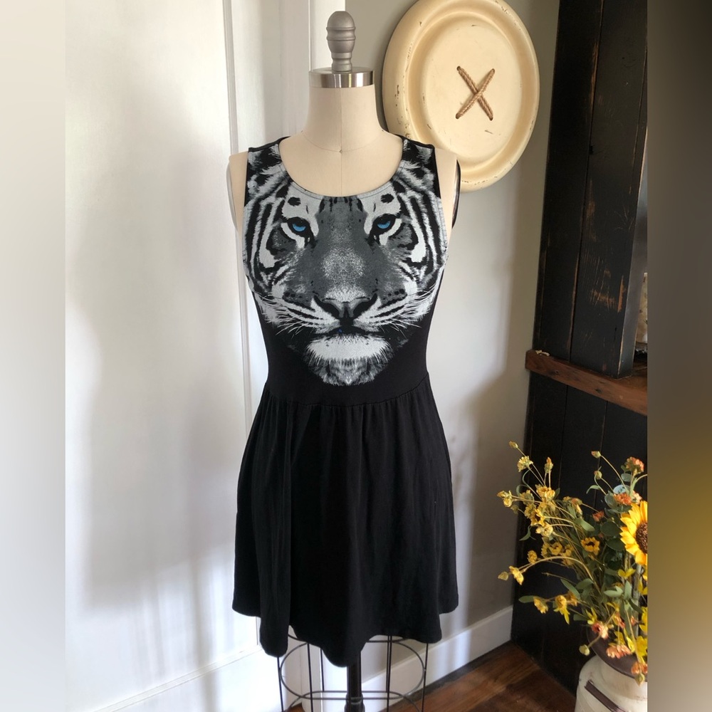White Tiger summer skater Mini Dress black Sleeveless Forever 21 size Small -S-